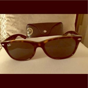 100% Authentic Ray-Ban (Tortoise) Wayfarer. Used